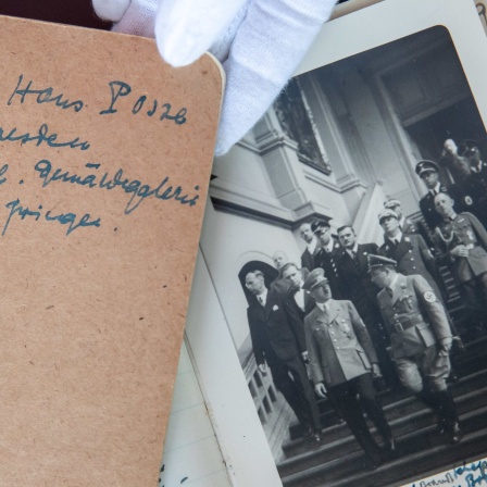 Reisetagebücher und ein historisches Foto von Hans Posse mit Hitler. Aufgenommen am 18. Juni 1938 in der Dresdner Gemäldegalerie.