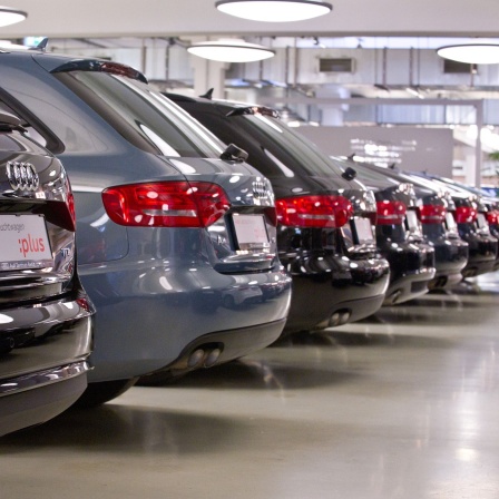 Audis stehen in einem Autohaus in Berlin