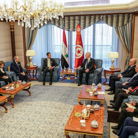 Kais Saied, Präsident von Tunesien, im Gespräch mit Bashar al-Assad (Mitte,l), Präsident von Syrien, am Rande des 32. Gipfel-Treffens der Arabischen Liga.