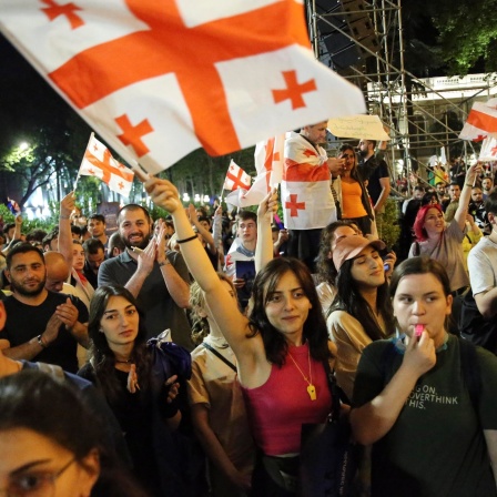 Tiflis: Demonstranten schwenken die georgische Nationalfahne während einer Oppositionsdemonstration gegen das «russische Gesetz» in der Nähe des Parlamentsgebäudes.