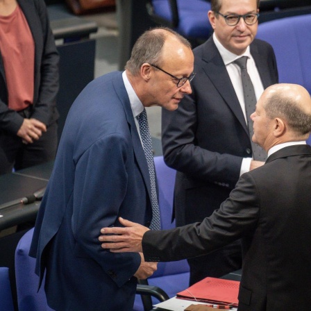 Grafik: Bundeskanzler Olaf Scholz (SPD) spricht mit Friedrich Merz (CDU)