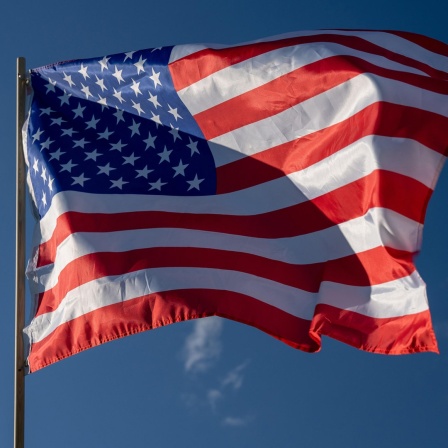 Die Flagge der Vereinigten Staaten von Amerika weht im Wind.