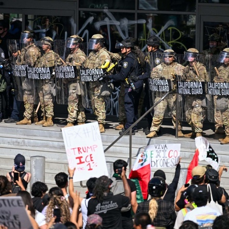 Protestierende stehen in LA Nationalgardisten gegenüber (09.06.2025)