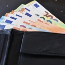 Euroscheine in einer Geldbörse