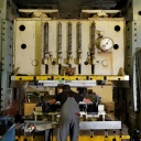 Ein Mitarbeiter der Eisenwerk Wittigsthal GmbH bedient eine 350 Tonnen Presse