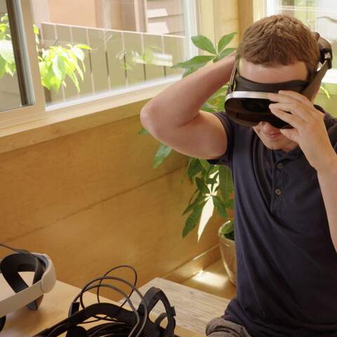 Mark Zuckerberg testet einen Prototyp der neuen VR-Brille «Holocake 2»
