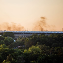 Rauch, der zur Bühnenshow gehört, steigt während eines Konzerts über dem Olympiastadion Berlin auf. (Quelle: Picture Alliance)