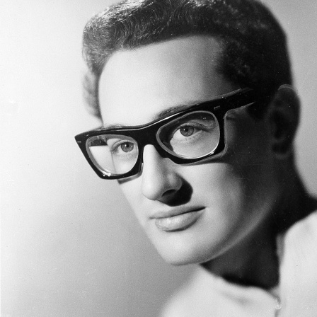 Buddy Holly: Der Musiker trägt eine dunkle Hornbrille.