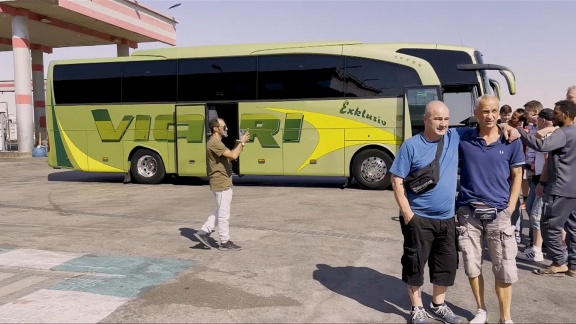Sportschau - Zehn Stunden Busfahrt - Fangruppe Reist Von Bahrain Nach Doha