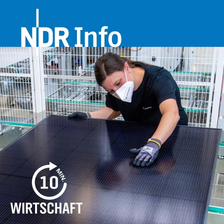 Zwei Mitarbeiter begutachten in der Endkontrolle einer Produktionslinie für Solarmodule im Werk der Meyer Burger Technology AG in Freiberg ein Solarmodul
