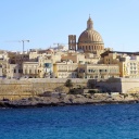 Die Skyline von Valetta in Malta vom Meer aus gesehen mit der Kathedrale St.Paul