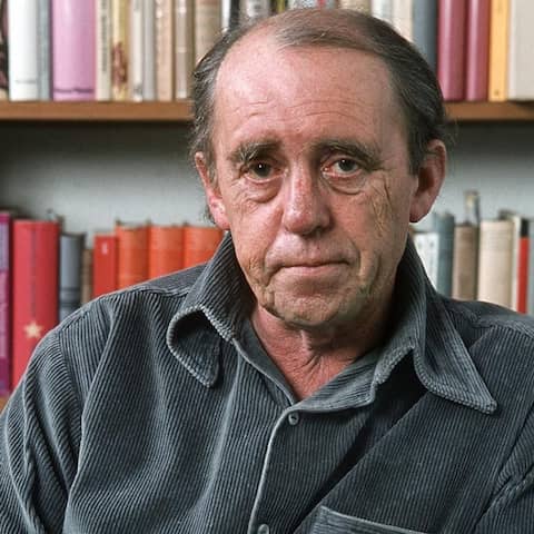 Der Schriftsteller Heinrich Böll in seiner Kölner Wohnung im Dezember 1977