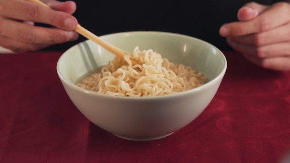 Wer Weiß Denn Sowas? - Wie Isst Man Ramen-nudeln Mit Stäbchen Ohne Schlürfen.