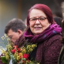 Die Gewinnerin des Preises der Leipziger Buchmesse 2017, Natascha Wodin, hält einen Blumenstrauß in der Hand.