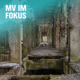 Eine Ruine mit Kletterpflanzen an den Wänden und dem Logo-Schriftzug MV im Fokus in der linken oberen Ecke des Bildes.