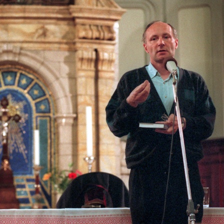 Eugen Drewermann referiert 1993 in der Michaeliskirche in Leipzig (Archivfoto)