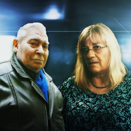 Collage: Vor einem blauen Hintergrund mit Scheinwerferlicht stehen ein Senior in Lederjacke und eine Frau mit schulterlangen, blonden Haaren.