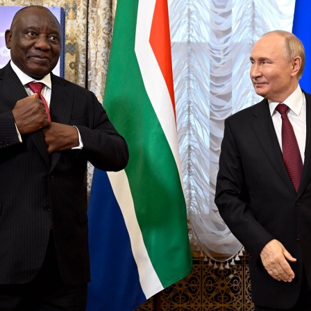 Der russische Präsident Wladimir Putin (r) steht neben dem südafrikanischen Präsidenten Cyril Ramaphosa während ihres Treffens am Rande des Brics-Gipfels im Kasaner Kreml. 