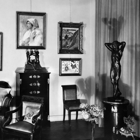 Salon in der Wohnung des Kunsthändlers Alfred Flechtheim mit verschiedenen Bildern und Skulpturen.