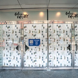 Der Eingang des ehemaligen Kaufhauses Galeries Lafayette in Berlin. Die gläsernen Eingangstüren sind mit Papier zugeklebt, über dem Eingang steht "Galerie Lafayette"