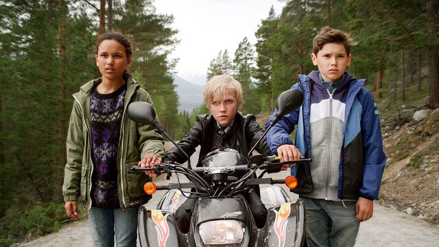 Mutig stellen sich Nora (Naomi Hasselberg Thorsrud), Lars (Bjørnar Lysfoss Hagesveen) und Simon (Oskar Lindquist) ihren Widersachern in den Fluchtweg.