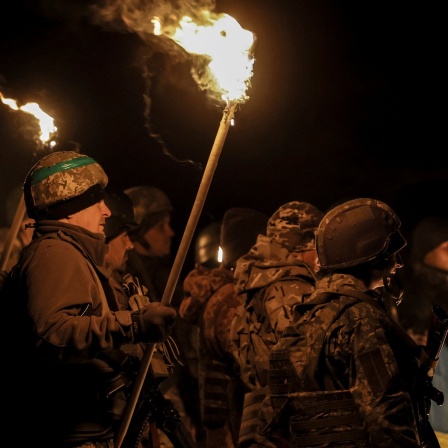 Auf diesem Foto, das am 21. März 2025 aufgenommen und vom Pressedienst der 24. Mechanisierten Brigade der Ukraine am 24. März zur Verfügung gestellt wurde, nehmen Soldaten an einer Einweihungsfeier für Soldaten in der Nähe der Frontlinie in der Region Donezk, Ukraine, teil.