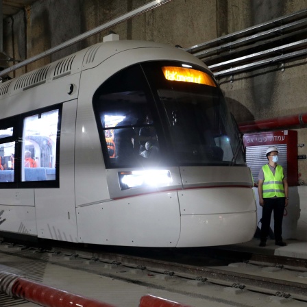 Eine Stadtbahn der Roten Linie in Tel Aviv in Israel, die mit Hilfe chinesischer Unternehmen gebaut wurde (Bild: picture alliance / Xinhua) 