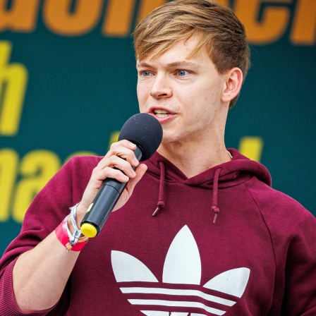 Timon Dzienus, Co-Chef der Grünen Jugend, spricht auf einer Wahlkampfveranstaltung von Bündnis 90 / Die Grünen - in Hannover. (Foto vom Oktober 2022)