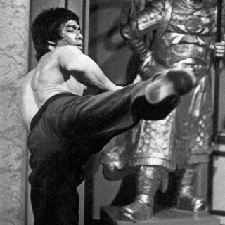 Kampfszene aus "Enter the Dragon" von 1973: Kung-Fu-Artist Bruce Lee (links) teilt gegen den Mann mit der Todeskralle aus. Lee starb drei Wochen, bevor der Film in die Kinos kam. 