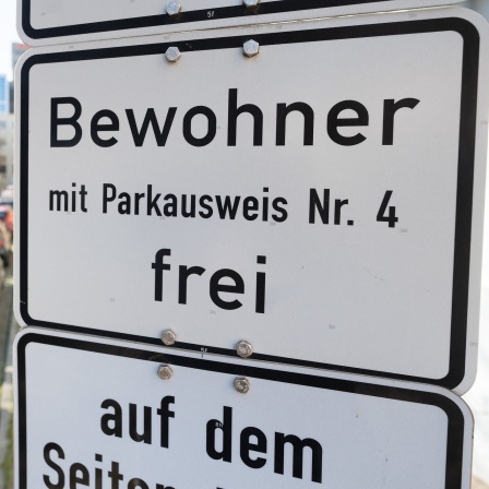 Ein Schild weist darauf hin, dass zu einer bestimmten Zeit nur Anwohner in dem Bereich parken dürfen.