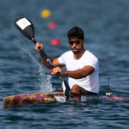 Der Kanute Saeid Fazloula paddelt auf dem Wasser im Outfit des Flüchtlingsteams bei den Olympischen Spielen 2024 in Paris.