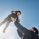 Vater wirft Kind zum Vergnügen in die Luft 