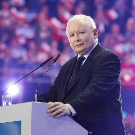 PiS-Parteichef Jaroslaw Kaczynski auf einer Wahlveranstaltung im September 2019. Ein Mann steht an einem Rednerpult. 