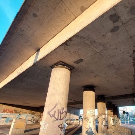 Blick auf die marode Brücke am Damaschkeplatz in Magdeburg wenige Stunden vor deren Sperrung.