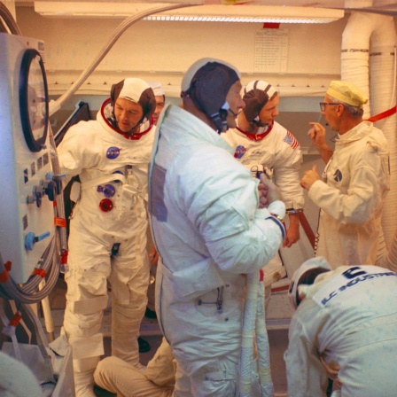 Kennedy Space Center, USA. Auf dem Launch Complex 39 Pad A verlassen die Apollo-11-Astronauten das Apollo-Raumschiff nach der Teilnahme am Countdown-Demonstrationstest. Im Vordergrund ist Astronaut Buzz Aldrin zu sehen. Pad-Leader Guenter Wendt spricht mit Neil Armstrong. Astronaut Michael Collins steht links von Armstrong.