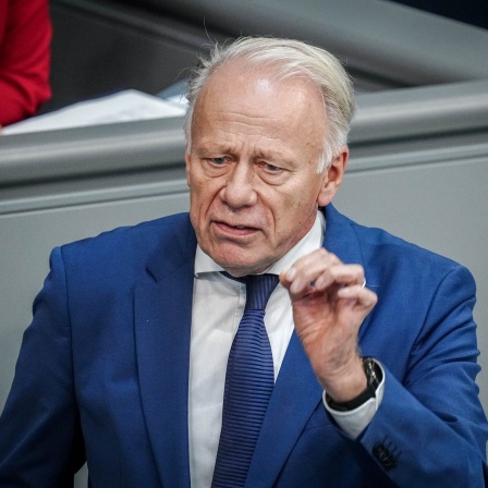 Jürgen Trittin (Bündnis 90/Die Grünen) spricht im Plenum des Bundestags zu den Abgeordneten. Thema ist die China-Strategie der Bundesregierung.