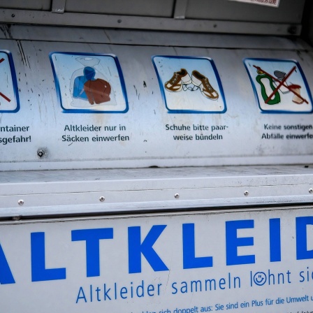 zwei Personen auf Alm