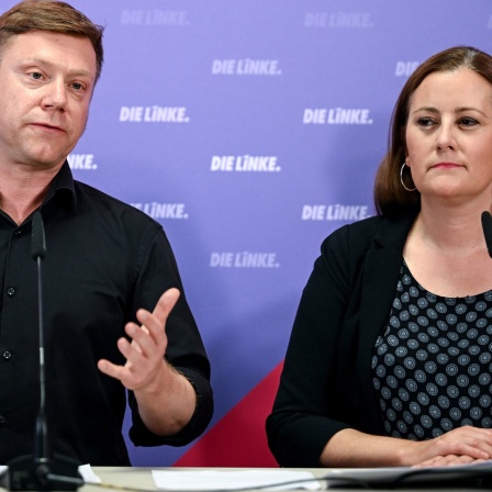 Martin Schirdewan, Bundesparteivorsitzende der Partei Die Linke, und Janine Wissler, Bundesparteivorsitzende der Partei Die Linke, stehen vor Mikrofonen.