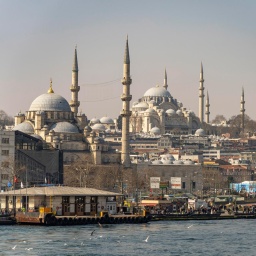 Die Neue Moschee Yeni Cami und die Süleymaniye-Moschee in Eminönü, Istanbul.
