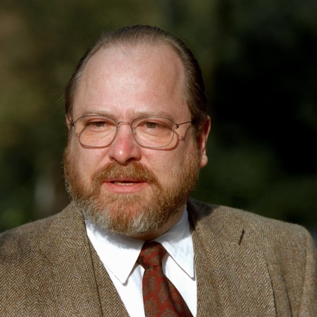 Jan Philipp Reemtsma während einer improvisierten Pressekonferenz in Hamburg (Archivbild)