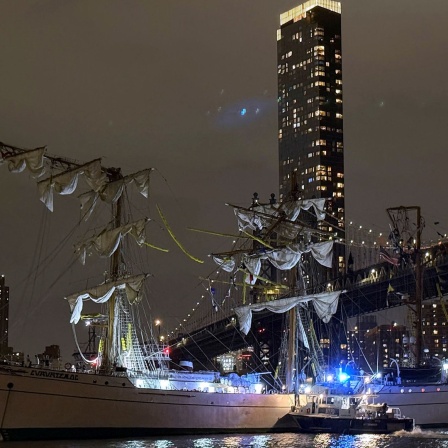 New York: Das Schulschiff der mexikanischen Marine, die Cuauhtemoc, liegt nach einer Kollision mit der Brooklyn Bridge mit gebrochenen Masten in New York.