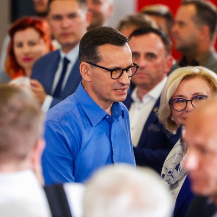Polens Premierminister Mateusz Marawiecki bei einer Wahlkampfveranstaltung mit Bürgern Lubins im September 2023.