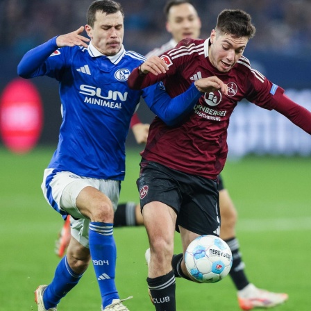 Nürnbergs Stefanos Tzimas im Zweikampf mit Ron Schallenberg vom FC Schalke 04