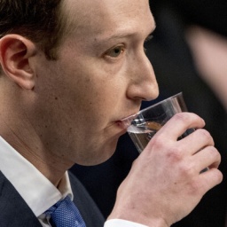 Das Geschäftsgebaren seiner Firma wird mal wieder von der EU geprüft: Hier trinkt Mark Zuckerberg ein Glas Wasser während seiner Befragung vor einem Ausschuss des US-Kongresses wegen des Cambridge-Analytica-Skandals im Jahr 2018.