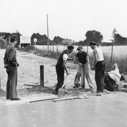 Errichtung einer Straßensperre auf Westberliner Seite im Amerikanischen Sektor zur Verhinderung von Entführungen von Regimekritikern in die DDR durch das das Ministerium für Staatssicherheit nach dem Fall Walter Linse im Juli 1952