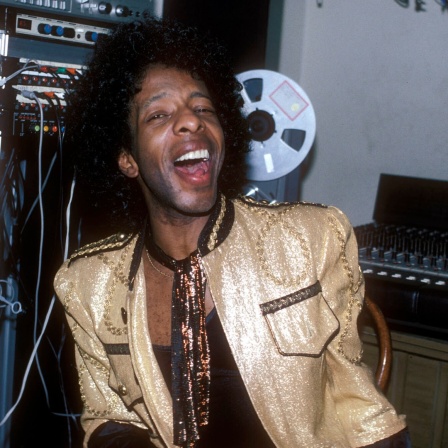 Sly Stone reißt den Mund in einem Musikstudio auf