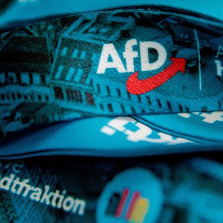 Das Logo der AfD steht auf einem Schlüsselband der AfD bei dem Landesparteitag der Berliner AfD (Archivbild)