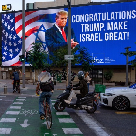 Eine Werbetafel in Tel Aviv mit einer Botschaft an den künftigen US-Präsidenten und Unterstützer Israels: "Glückwunsch! Trump, machen Sie Israel wieder groß".