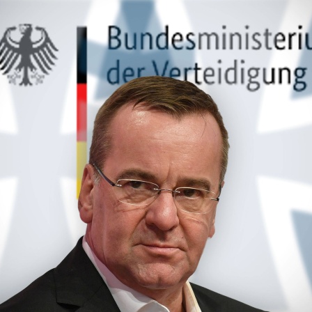 Fotomontage - Neuer Verteidigungsminister Boris Pistorius vor dem Logo des Bundesverteidigungsministeriums.