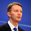 Siegfried Mureșan bei einer Pressekonferenz im Europäischen Parlament.